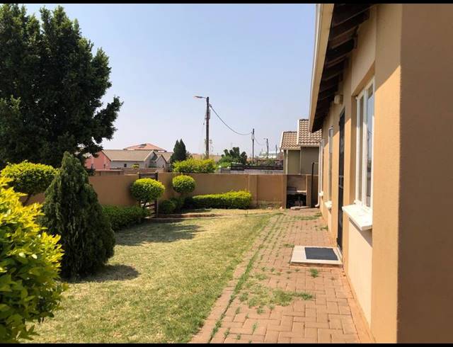 3 BEDROOM HOUSE FOR SALE IN ROSSLYN
